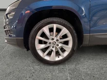 Škoda Karoq Ambition Limited TSI DSG in dunkelblau - metallic
