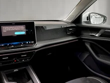 VW Passat Variant Business eHybrid 150kW in Pure White