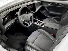 VW Passat Variant Business eHybrid 150kW in Pure White