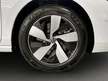 VW Passat Variant Business eHybrid 150kW in Pure White