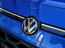VW T-Roc Life eTSI DSG in Celestial Blue Dach Black Uni