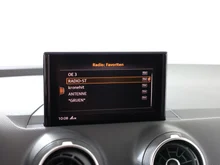 Audi Q2 30 TDI intense in tangorot metallic