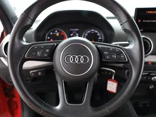 Audi Q2 30 TDI intense in tangorot metallic