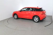 Audi Q2 30 TDI intense in tangorot metallic