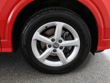 Audi Q2 30 TDI intense in tangorot metallic