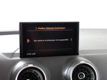 Audi Q2 30 TDI intense in tangorot metallic
