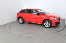 Audi Q2 30 TDI intense in tangorot metallic