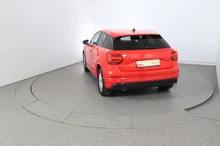 Audi Q2 30 TDI intense in tangorot metallic