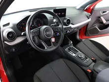 Audi Q2 30 TDI intense in tangorot metallic