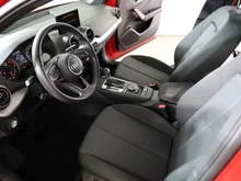 Audi Q2 30 TDI intense in tangorot metallic