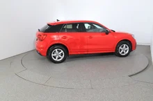 Audi Q2 30 TDI intense in tangorot metallic