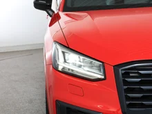 Audi Q2 30 TDI intense in tangorot metallic