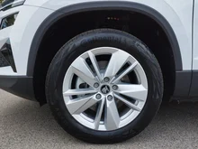 Škoda Karoq Selection TSI DSG ACT in Moon-Weiß Metallic
