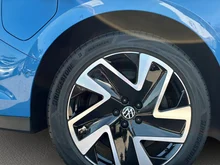 VW ID Buzz ID. Buzz Pro LR 4MOTION 250 kW in Candy Weiß / Medium Blue