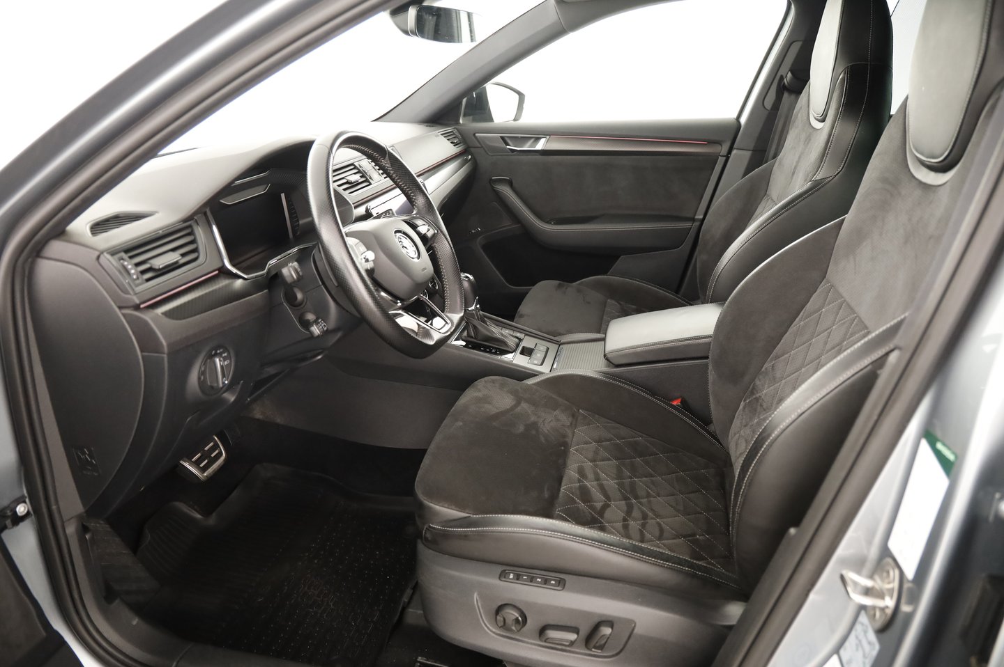Škoda SUPERB Combi SPORTLINE TDI DSG | Bild 4 von 18