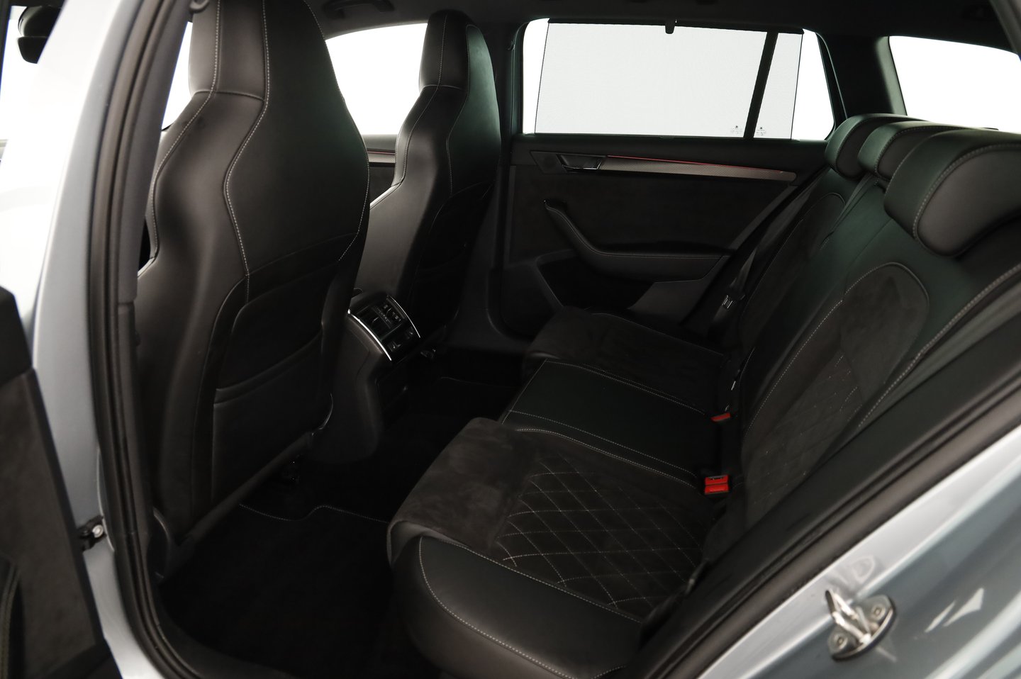 Škoda SUPERB Combi SPORTLINE TDI DSG | Bild 12 von 18