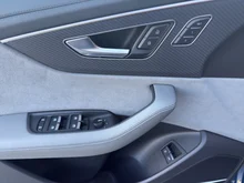 Audi Q8 e-hybrid quattro 360 kW in Ascariblau Metallic