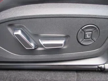 Audi Q6 e-tron quattro in Gletscherweiß Metallic