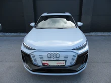 Audi Q6 e-tron quattro in Gletscherweiß Metallic