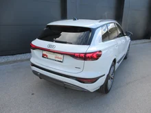 Audi Q6 e-tron quattro in Gletscherweiß Metallic