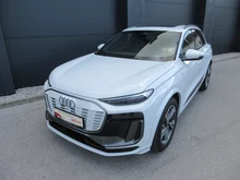 Audi Q6 e-tron quattro in Gletscherweiß Metallic