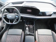 Audi Q6 e-tron quattro in Gletscherweiß Metallic