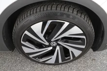VW ID.4 Pro Performance 150 kW Max in Gletscherweiß Metallic Dach Schwarz