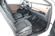 VW ID.4 Pro Performance 150 kW Max in Gletscherweiß Metallic Dach Schwarz