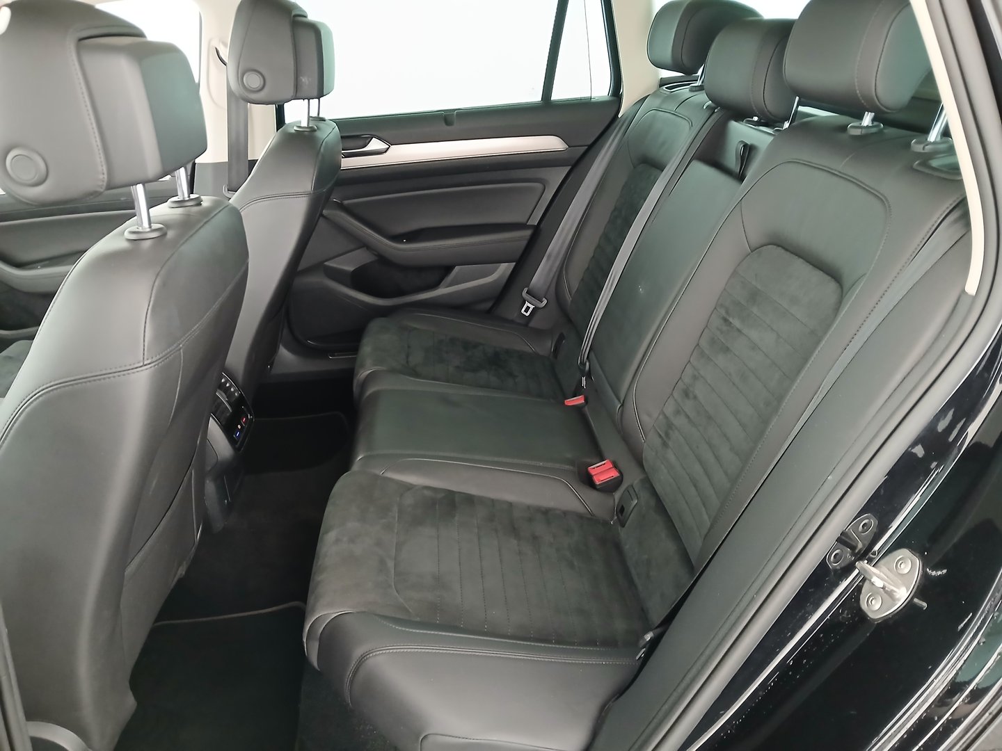 VW Passat Variant Highline TDI SCR DSG | Bild 29 von 34