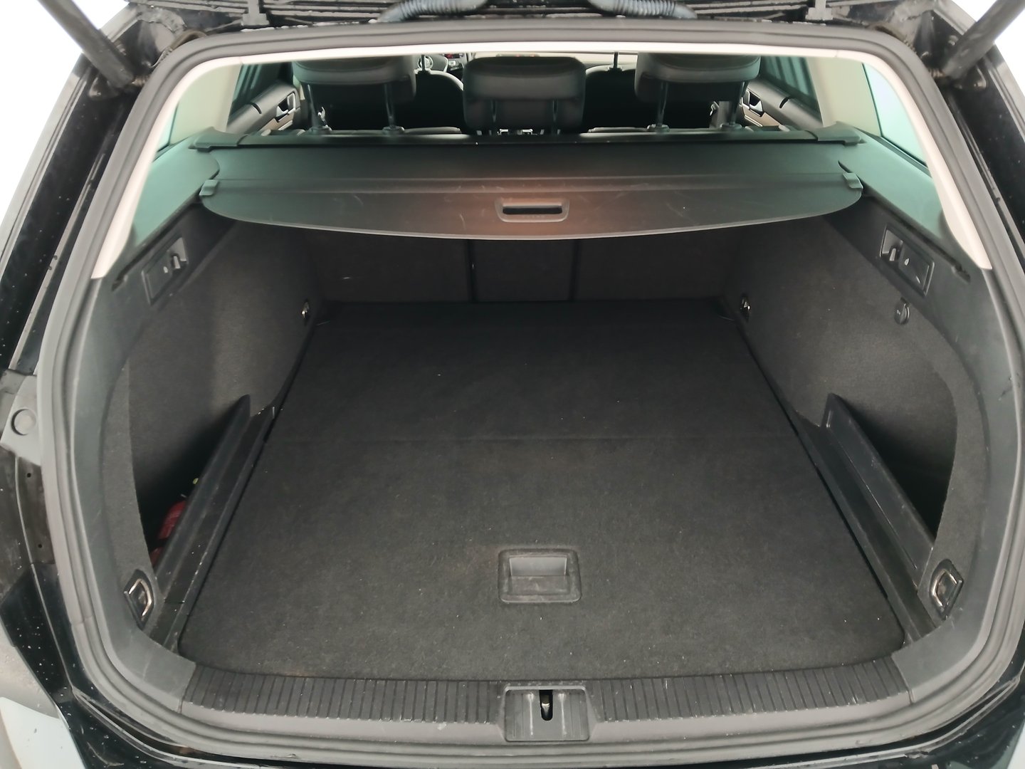 VW Passat Variant Highline TDI SCR DSG | Bild 30 von 34