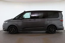 VW Multivan Edition ÜH eHybrid 180 kW 4M in Indiumgrau Metallic/Dach Deepblack