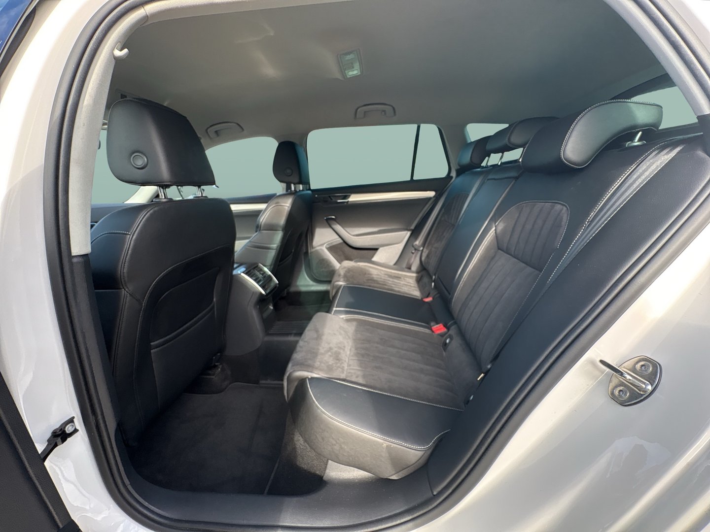 Škoda Superb Combi Style TDI DSG | Bild 18 von 23