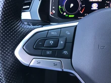 VW Passat Variant GTE in 2T Deep Black Perleffekt