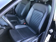 VW Passat Variant GTE in 2T Deep Black Perleffekt