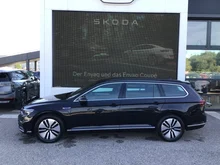 VW Passat Variant GTE in 2T Deep Black Perleffekt