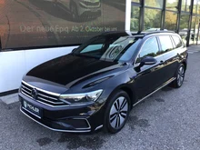 VW Passat Variant GTE in 2T Deep Black Perleffekt