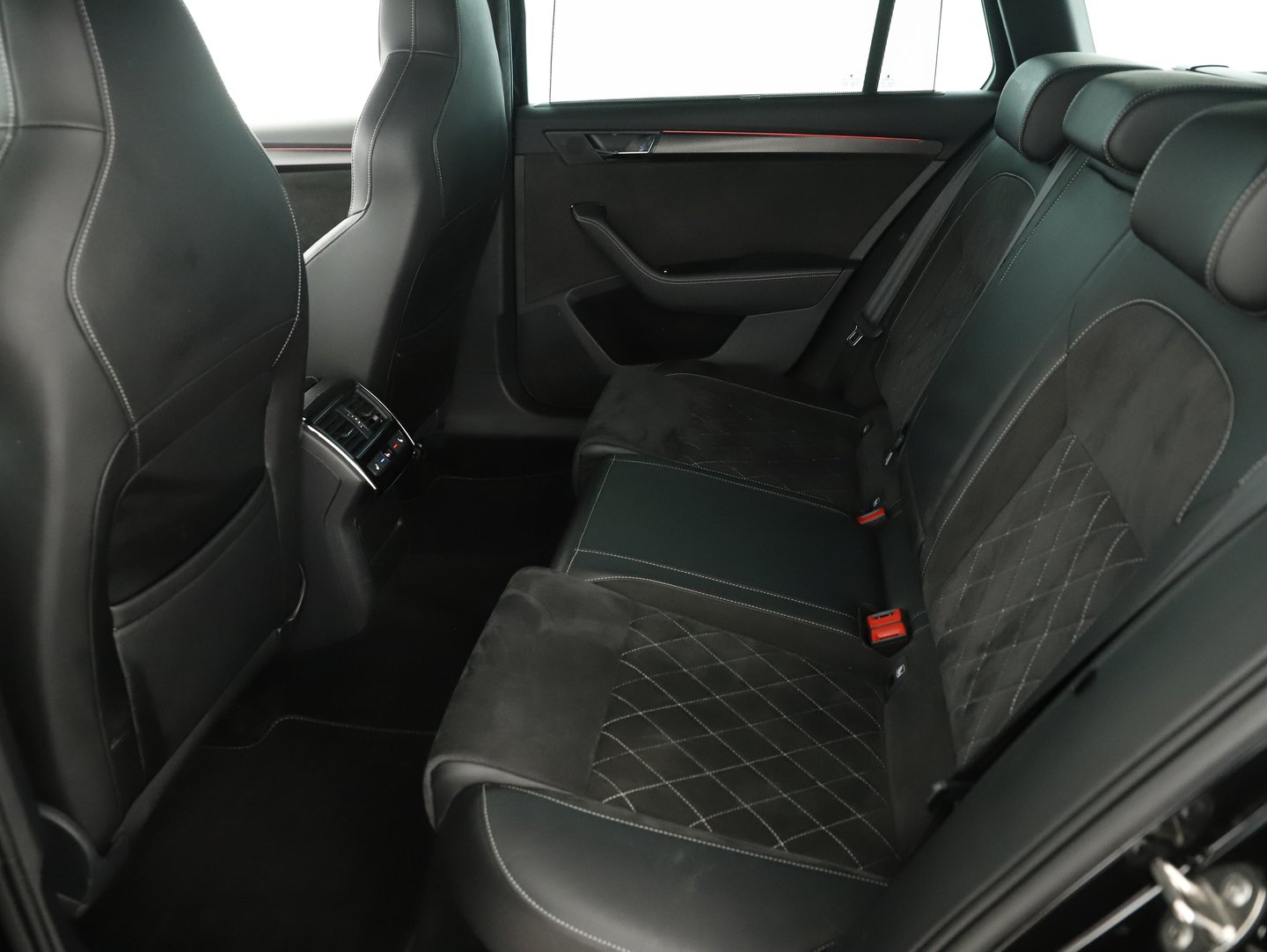Škoda SUPERB Combi iV SPORTLINE DSG | Bild 6 von 13
