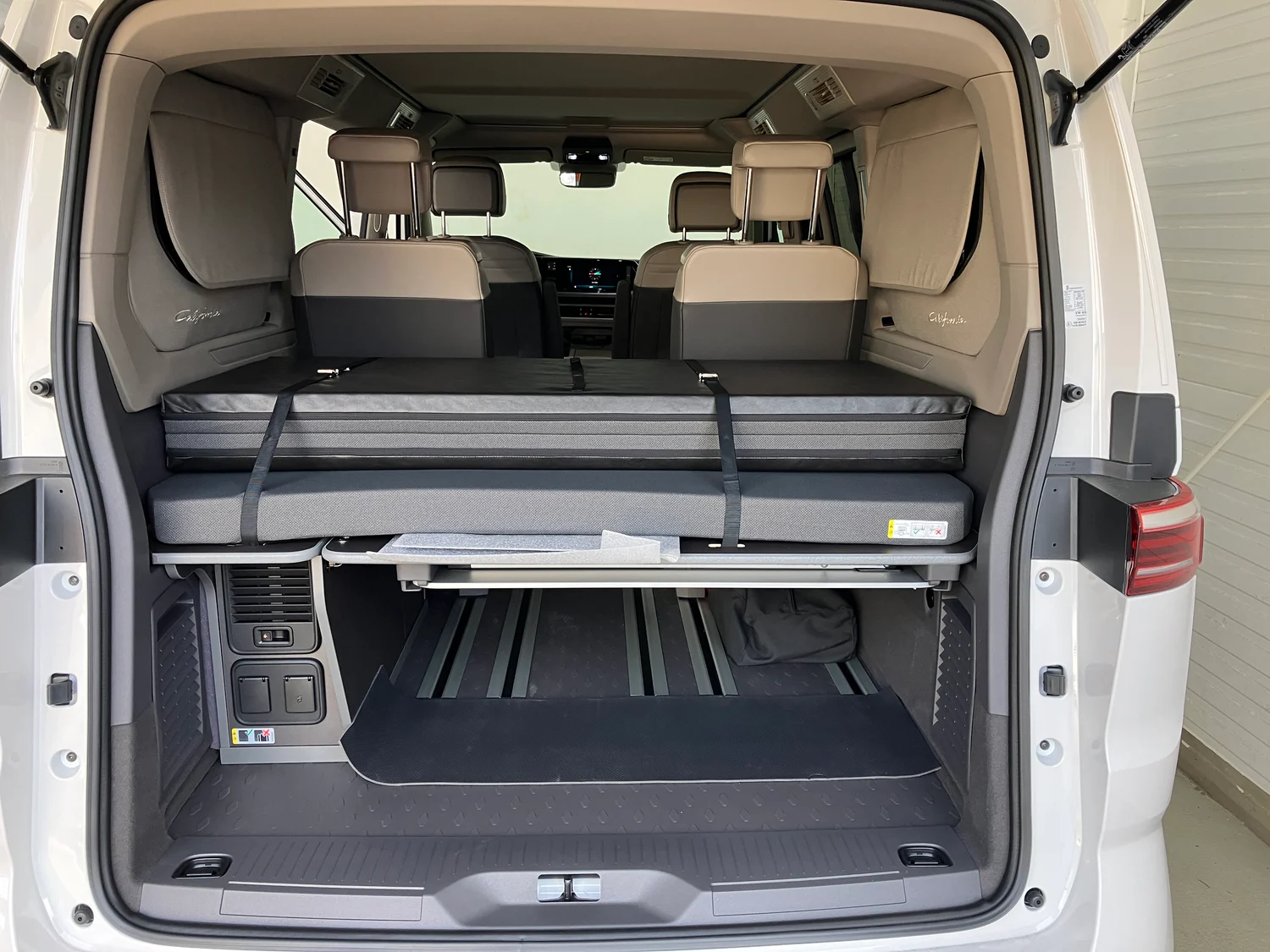 Bild eines VW California Beach eHybrid 180 kW 4M