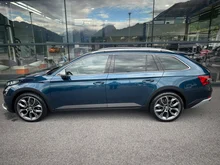 Škoda Superb Combi 4x4 SCOUT TDI DSG in Lava-Blau Metallic
