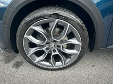 Škoda Superb Combi 4x4 SCOUT TDI DSG in Lava-Blau Metallic