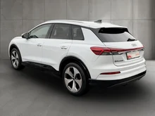 Audi Q4 e-tron performance in Gletscherweiss metallic