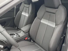 Audi Q4 e-tron performance in Gletscherweiss metallic