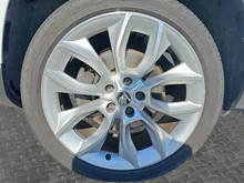 Škoda Karoq 4x4 Style TDI SCR in Moon-Weiß Metallic