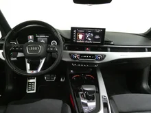 Audi A4 Avant 40 TDI quattro S line in 0E Mythosschwarz Metallic