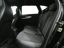 Audi A4 Avant 40 TDI quattro S line in 0E Mythosschwarz Metallic