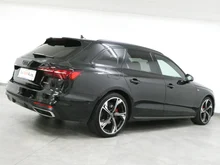 Audi A4 Avant 40 TDI quattro S line in 0E Mythosschwarz Metallic