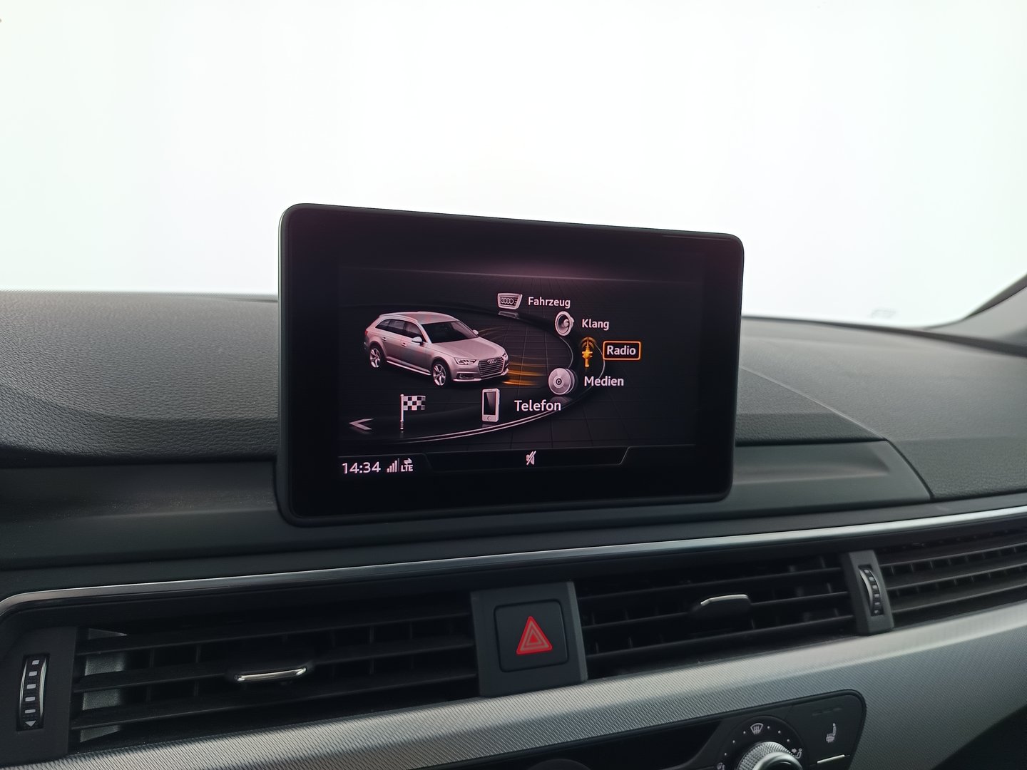 Audi A4 Avant 40 TFSI Sport | Bild 18 von 32
