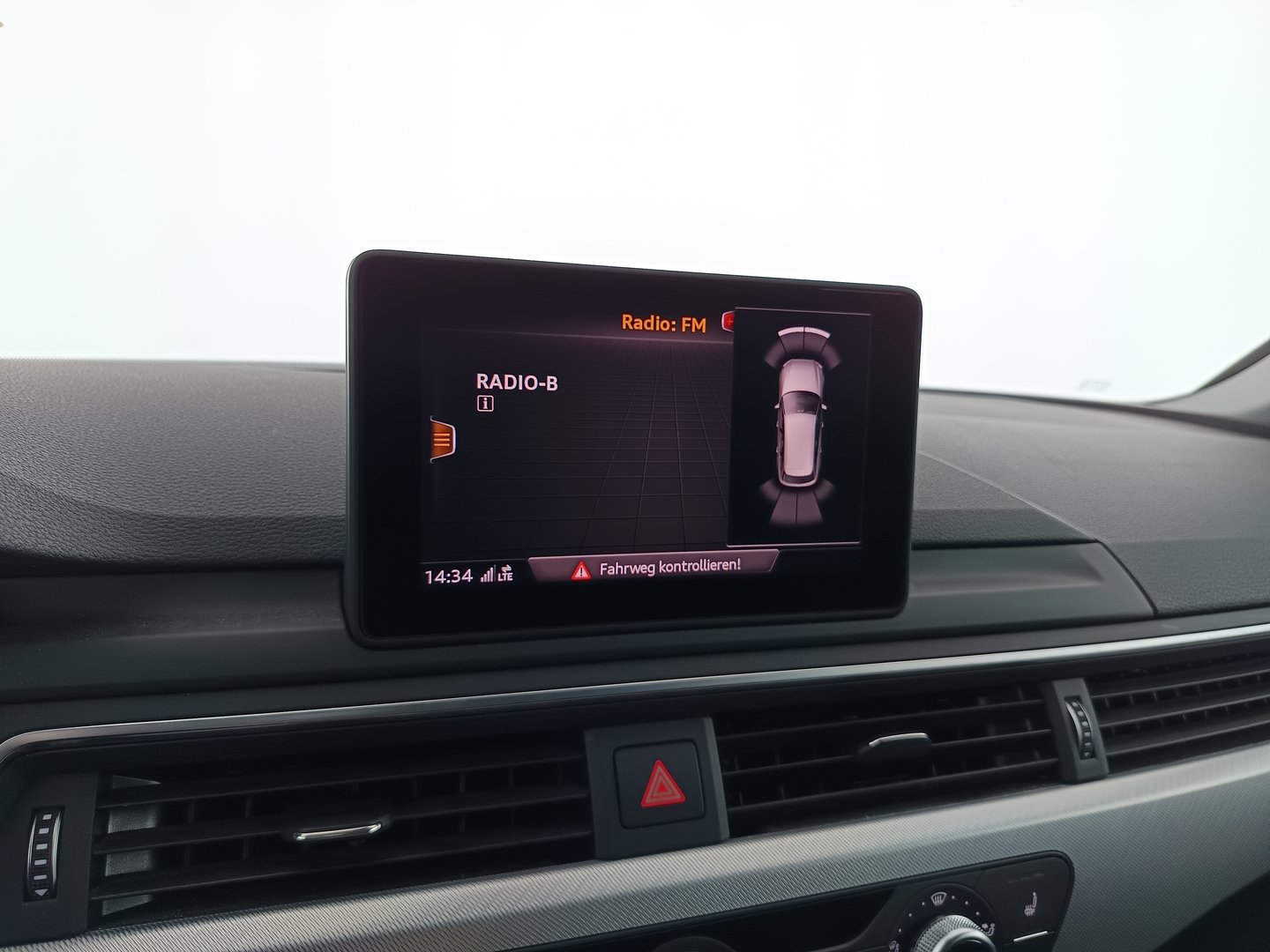 Audi A4 Avant 40 TFSI Sport | Bild 17 von 32