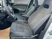 VW ID.4 Pro 210 kW Business in Gletscherweiß Metallic Dach schwarz