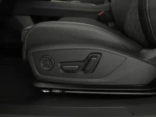 Audi Q4 e-tron quattro in Gletscherweiss metallic